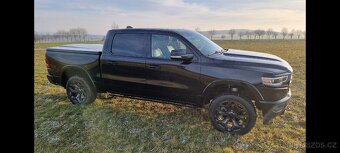 NOVÝ KRYT KORBY DODGE RAM LIMITED ČERNÁ PERLEŤ - 8
