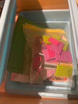KindKraft stul na Lego s boxy a stavebnicemi - 8