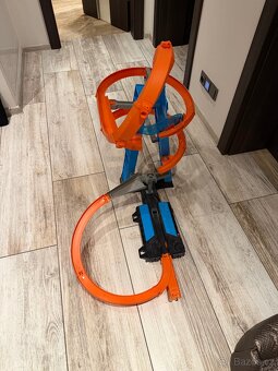 Hot Wheels Nebeská věž Kraksy GWT39 a Hot Wheels GJM75 - 8