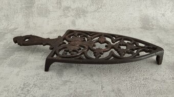 Krásná stará zdobená podložka pod starou žehličku. - 8