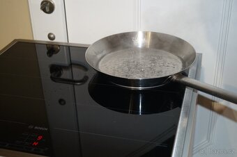 Nerezový vestavný sporák Bosch HEB73D352, vyjížděcí dveře - 8