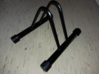 Horské kolo Engine Alpena, stojan na kolo a cyklo helma - 8