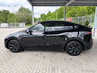 Tesla Model Y - 8