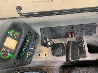 KLOUBOVÝ NAKLADAČ CASE 221 F - 8
