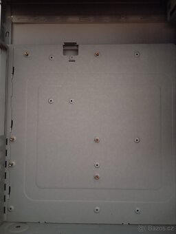 Starší PC skříň s DVD mechanikou a disketovou jednotkou - 8