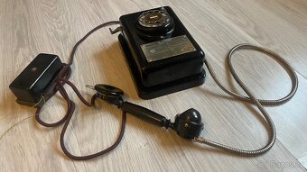 Starý nástěnný telefon na mince - 8