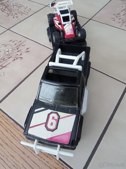 Plechové autíčko a jiné hračky - 8