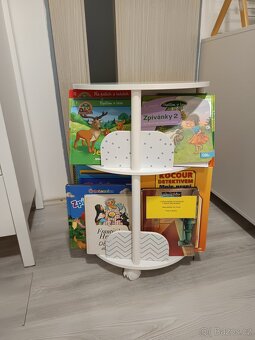 Dětská dřevěná otočná knihovna. - 8