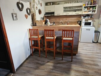 Jídelní rozkládací stůl a 6 židlí, plus 3 barové židle - 8
