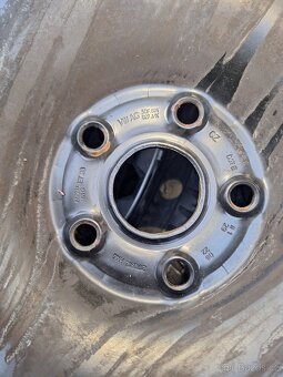 Prodám obuté zimní pneu 215/65/17  Bridgestone - 8