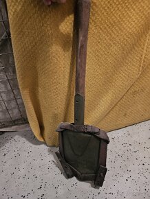 Vojenská lopatka se závěsníkem a bedna na munici - 8