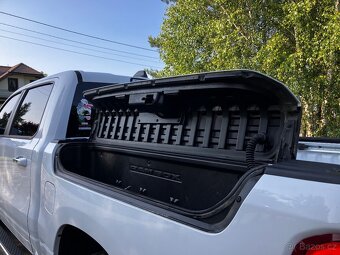 Dodge Ram 1500 5.7 V8 HEMI - 4x4 - RAM BOXY - NEBOURANÝ - 8