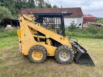 Smykový nakladač UNC 060 - 8