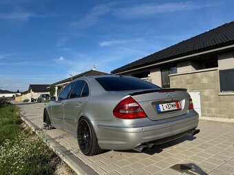 Mercedes-Benz E55 AMG V8 kompresor - 8