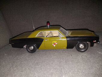 1:18 Jsou replikami skutečných policejních vozů z 60. a 70. - 8