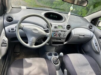 Toyota Yaris 1,0 VVT-i 50 KW r.v. 2000 - 8