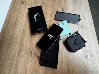 Prodám Samsung Galaxy Z Flip 6 - 8