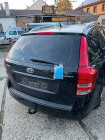 Kia Ceed dveře blatník pravý volant loketní opěrka 2011 DÍLY - 8