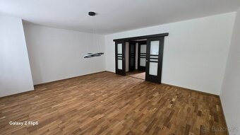 Řadový dům s garáží a krytým bazénem - 8