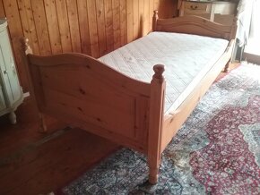 Pěkná masivní postel - 8