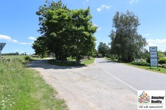 Prodej pozemku o celkové výměře 6.704 m2, v obci Zvíkovské P - 8
