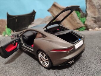 Prodám nový model 1:18 Jaguar f type R 2015 - 8