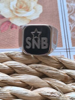 PRSTEN SNB VE STŘÍBRNÉ BARVĚ - 8