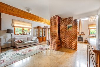 Prodej jedinečného, prostorného RD s větší rovinatou zahrado - 8