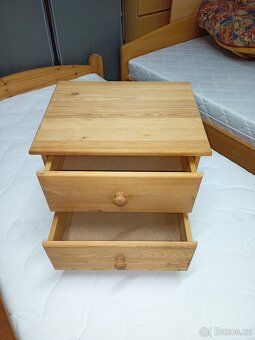 Prodám hezkou postel z masivu-smrk 100 x 200 cm - 8