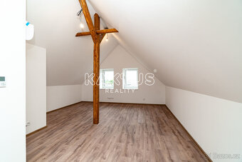 Pronájem nového  podkrovního bytu 3+kk,  ulice Oblá (70m2),  - 8