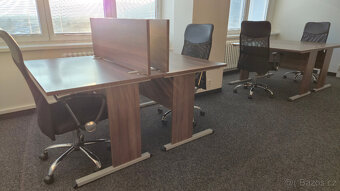 Kancelářský nábytek - stoly a skříně - 8