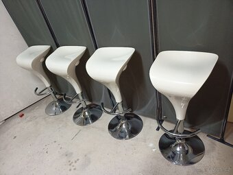 Prodám 4 x krásné výškově stavitelné otáčecí barové židle - 8
