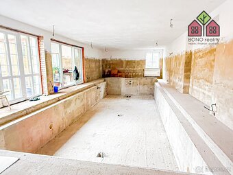 Víceúčelový RD s garážemi a administrativními prostory, vedl - 8