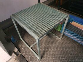 Celokovový výstavní stolek, zvyšovak, pomocný stůl - 8