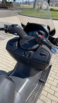 Suzuki Burgman 650 - 8