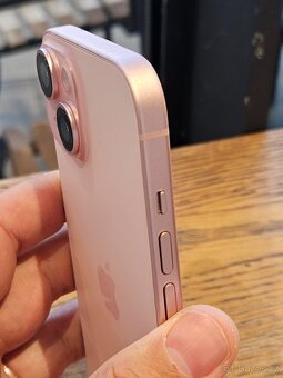 Prodám Iphone 15 - 256 GB růžová - stav jako nový - 8