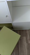 Bílá komoda se zelenými výplněmi polic + zelený noční stolek - 8