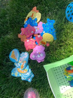 Hračky do vody: protiskluz, vodolepky, vodní bomby, kelímky - 8