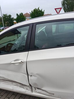 Hyundai i30 kombi havarované 2014 - 8