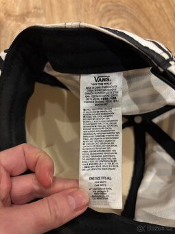 Černobílá snapback kšiltovka Vans - 8