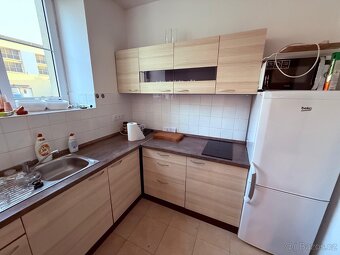 Pronájem reprezentativního showroomu 633 m² – vysoké stropy - 8