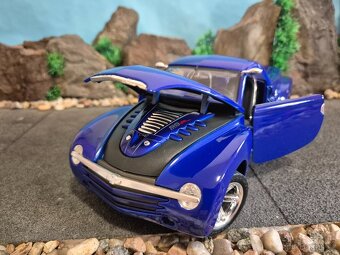 Prodám model 1:18 chevrolet SSR - 8