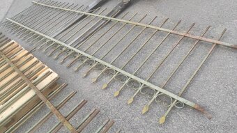 Starý železný plot, plotové dílce, 7,9 bm - 8