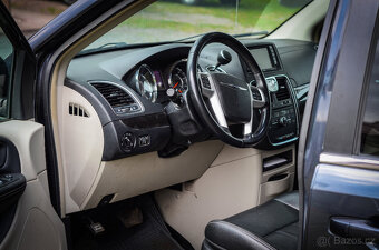 Chrysler Town and Country 3,6L V6 benzín - 8