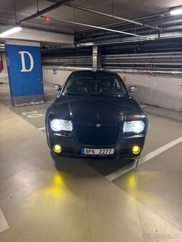 Vínový Chrysler 300c Touring. 3.5V6 183kw RWD - 8