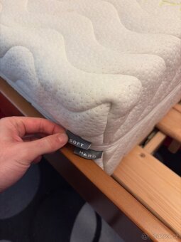 Manželská dřevěná postel 180x200. Původní cena 36tis. - 8