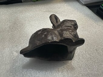 Prodám staré kovové sošky (miniatury) veverky a zajíčka - 8