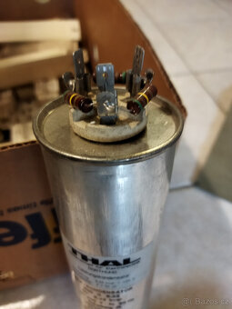 Kompenzační kondenzátory, výkonový rezistor - 8