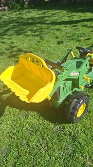 šlapací traktor John Deere - 8