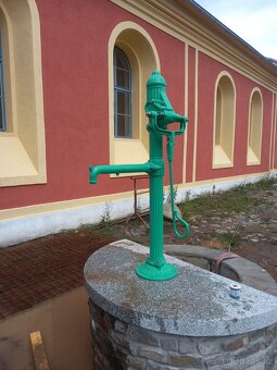 Litinová ruční pumpa. - 8